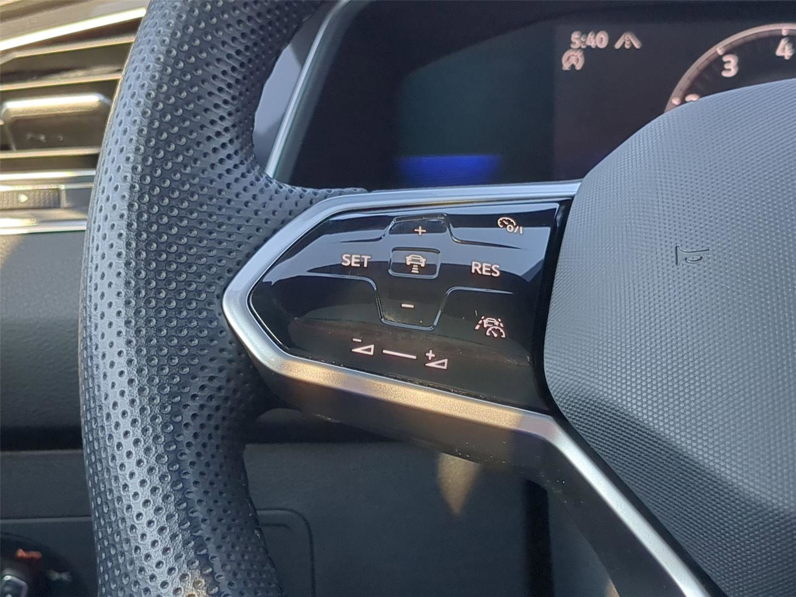 Used 2022 Volkswagen Tiguan SE R-Line image 18