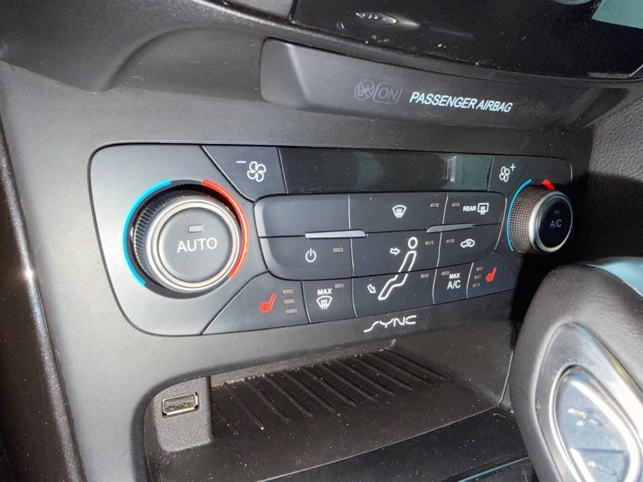 Used 2017 Ford Focus Titanium image 38