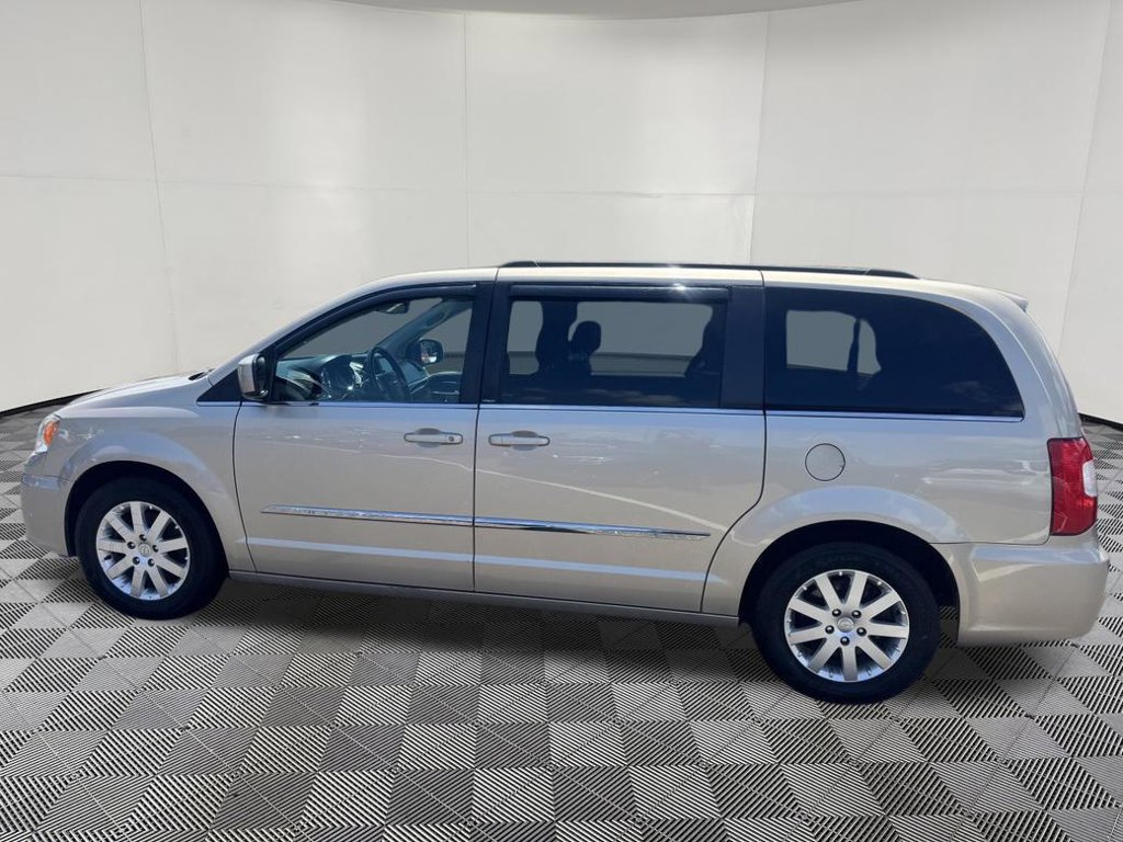 Used 2014 Chrysler Town & Country Touring FWD image 9