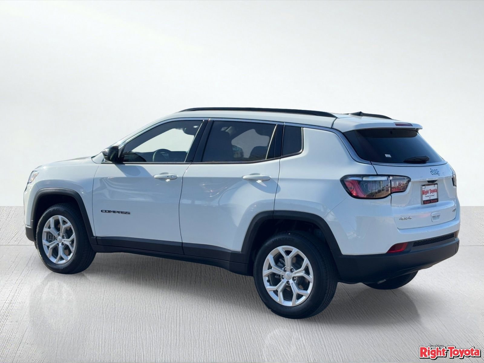 Used 2024 Jeep Compass Latitude image 3