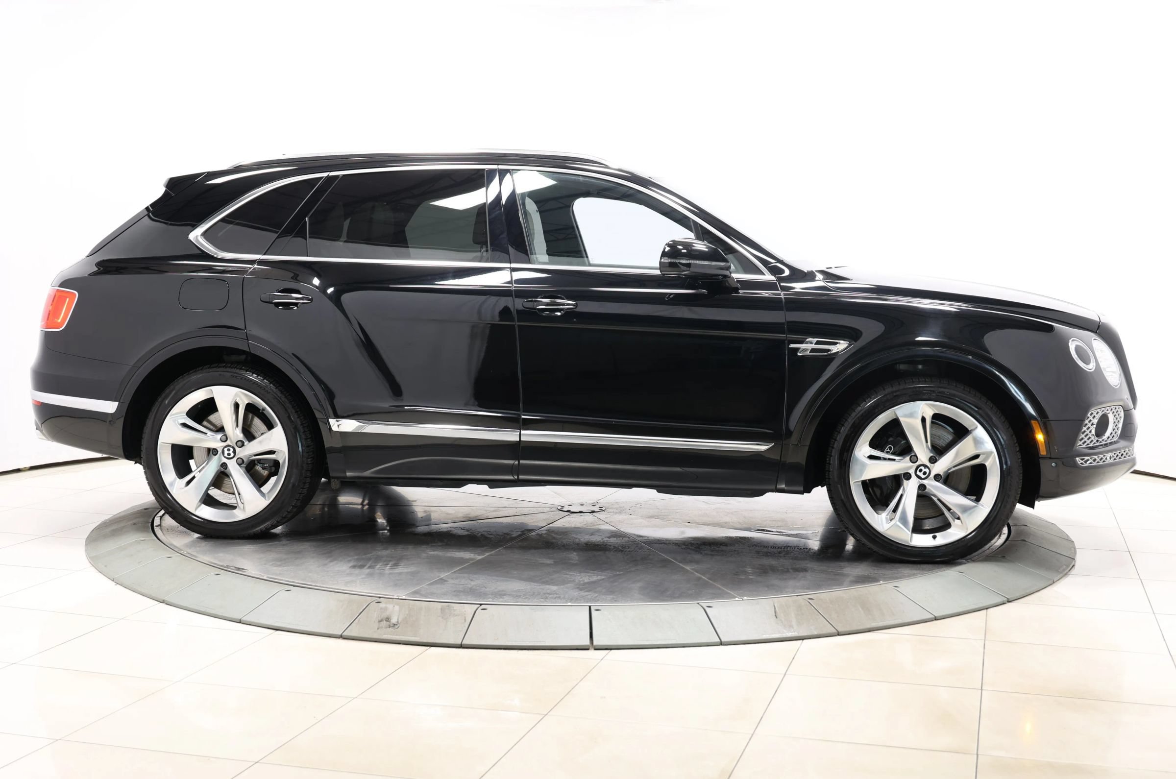 Used 2017 Bentley Bentayga AWD/4WD image 68