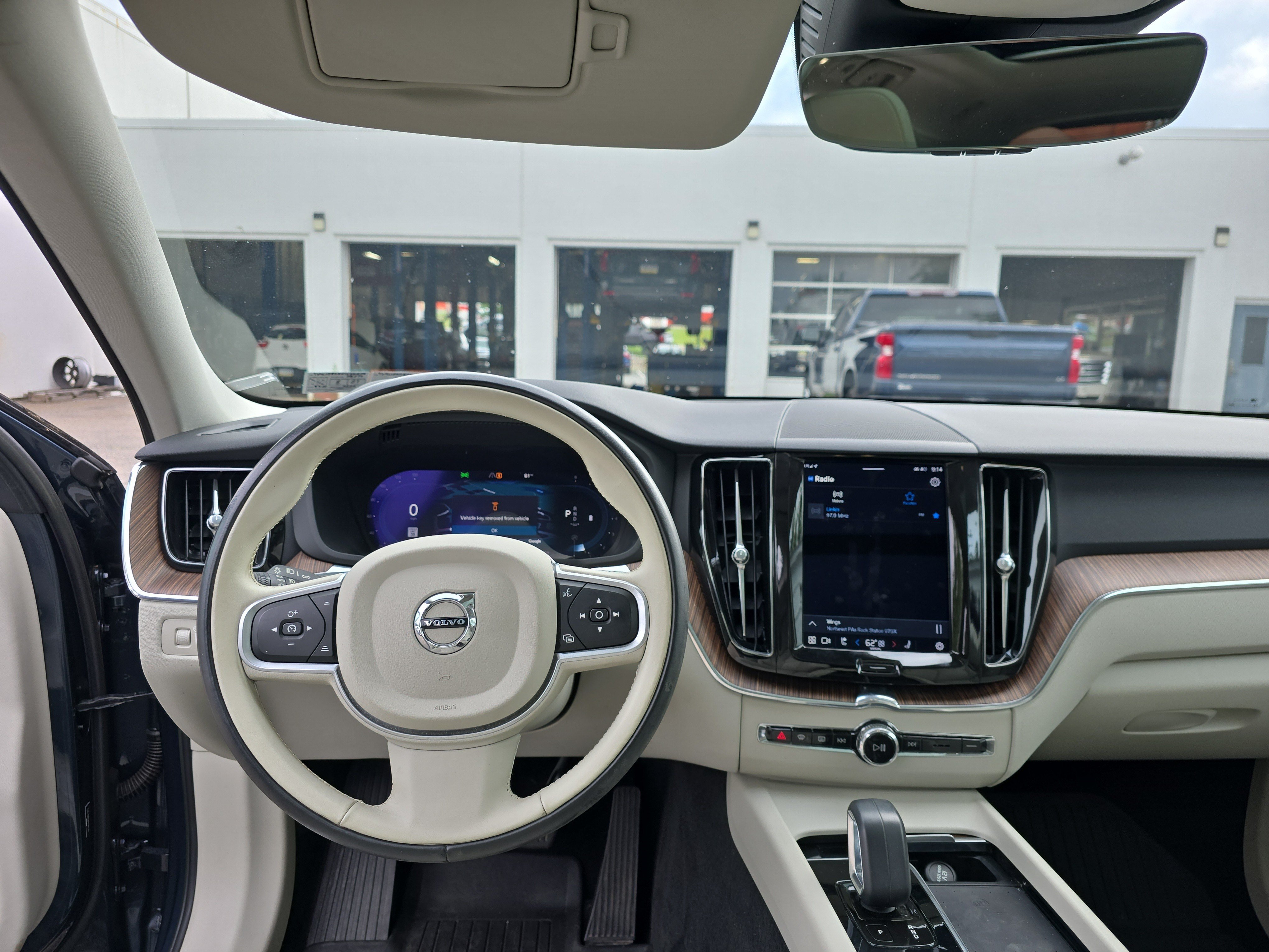 Used 2022 Volvo XC60 B5 Momentum w/ Climate Package AWD/4WD image 18