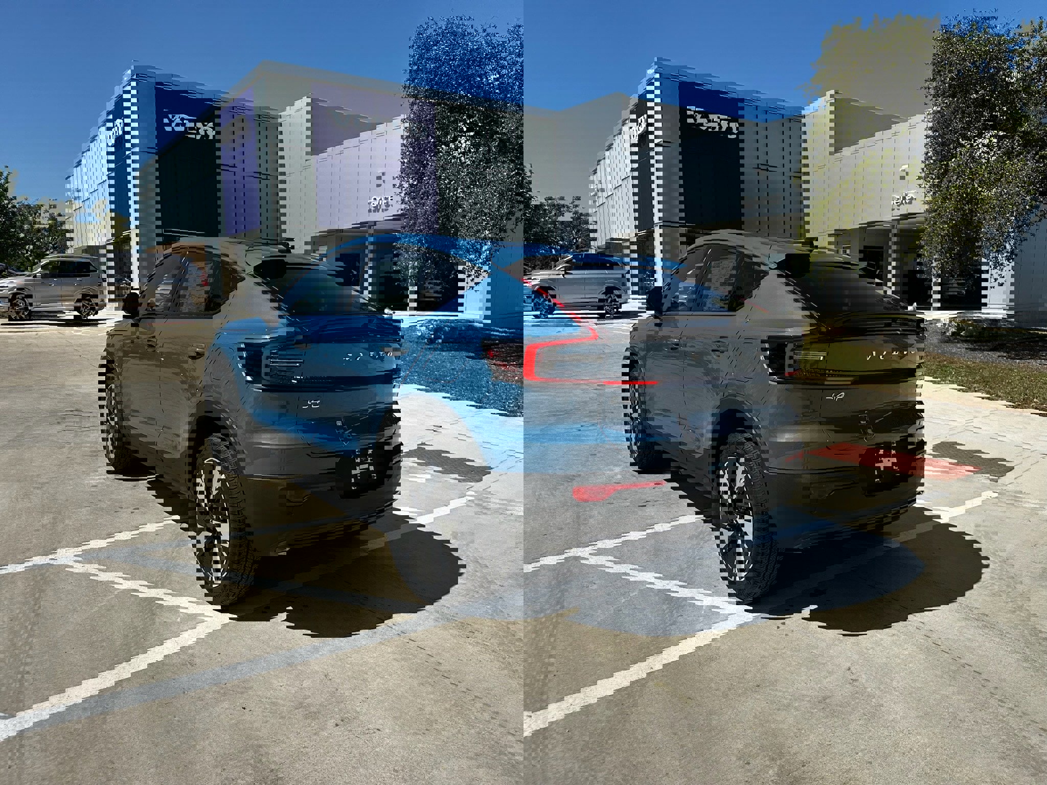 Certified 2024 Volvo C40 Recharge Core w/ Climate Package image 4