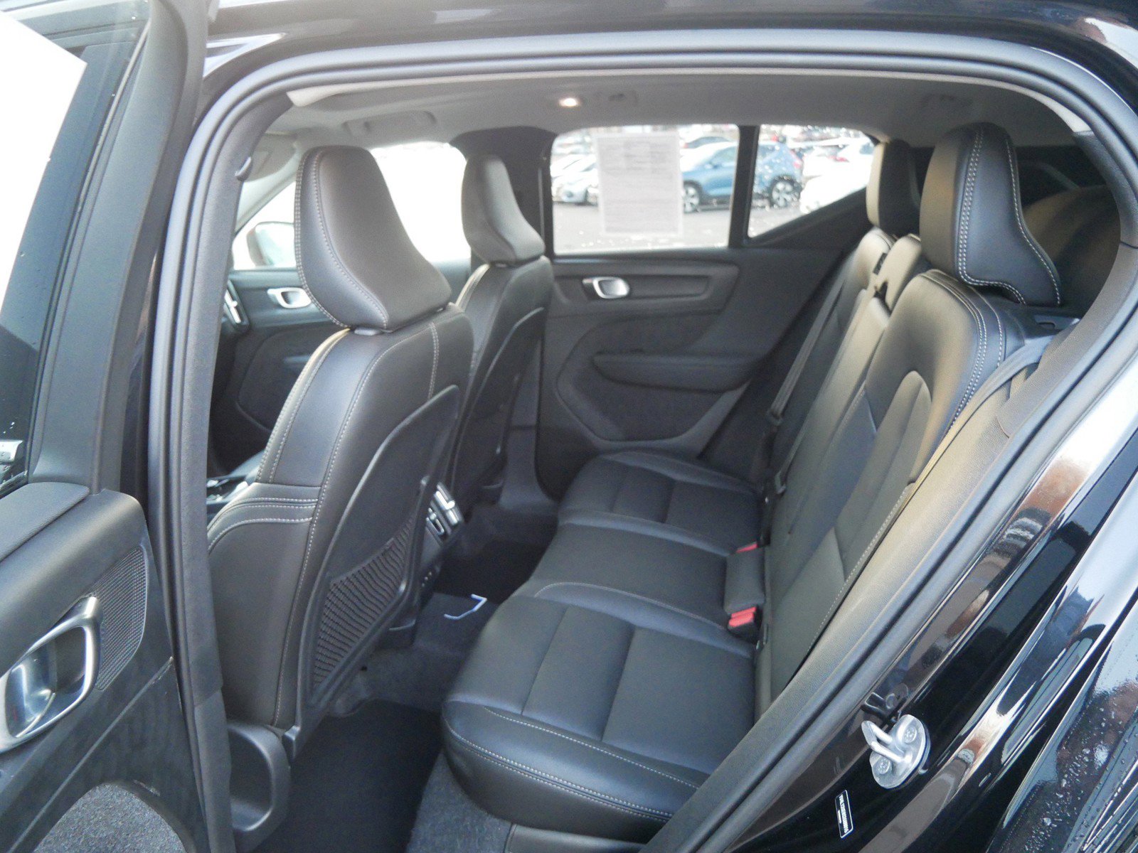 Used 2025 Volvo XC40 B5 Plus image 10