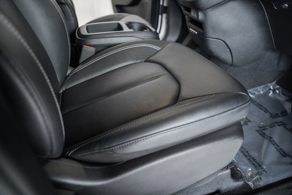 Used 2025 Chrysler Pacifica Select image 39