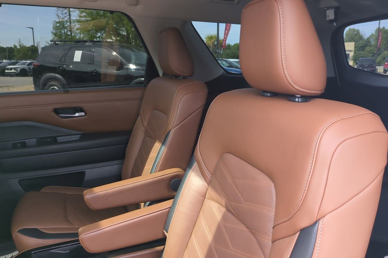Certified 2025 Nissan Pathfinder Platinum AWD/4WD image 32