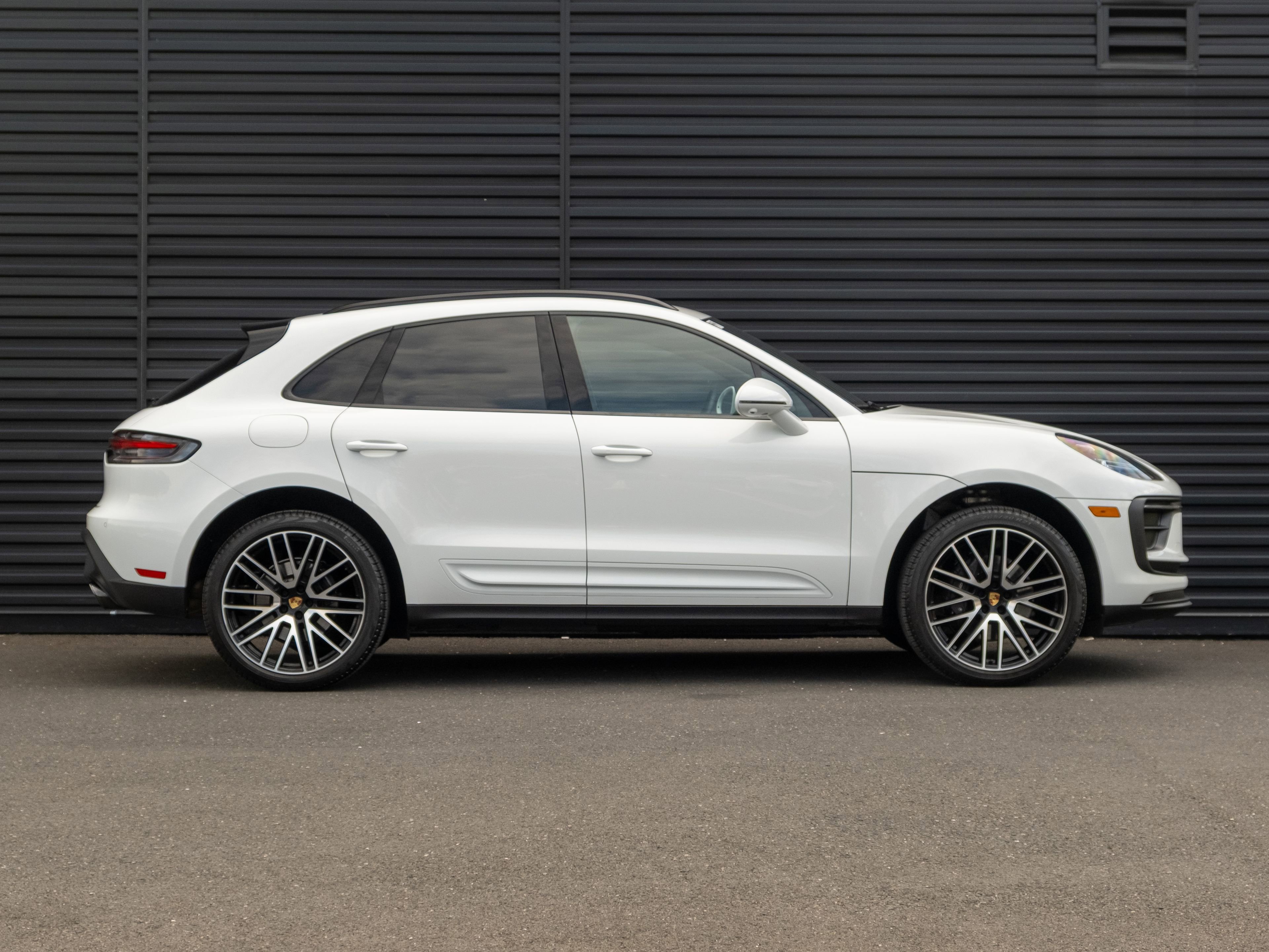 Certified 2025 Porsche Macan image 9