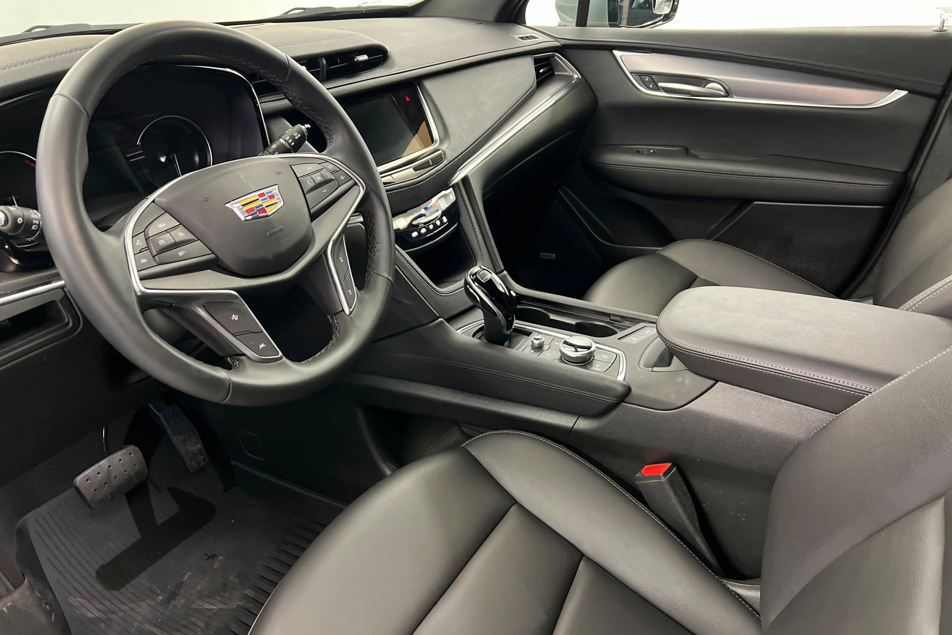 Used 2025 Cadillac XT5 Luxury w/ LPO, Floor Liner Package AWD/4WD image 16
