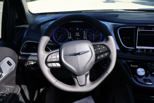 New 2026 Chrysler Pacifica Limited w/ Uconnect Theater Family Group FWD image 16