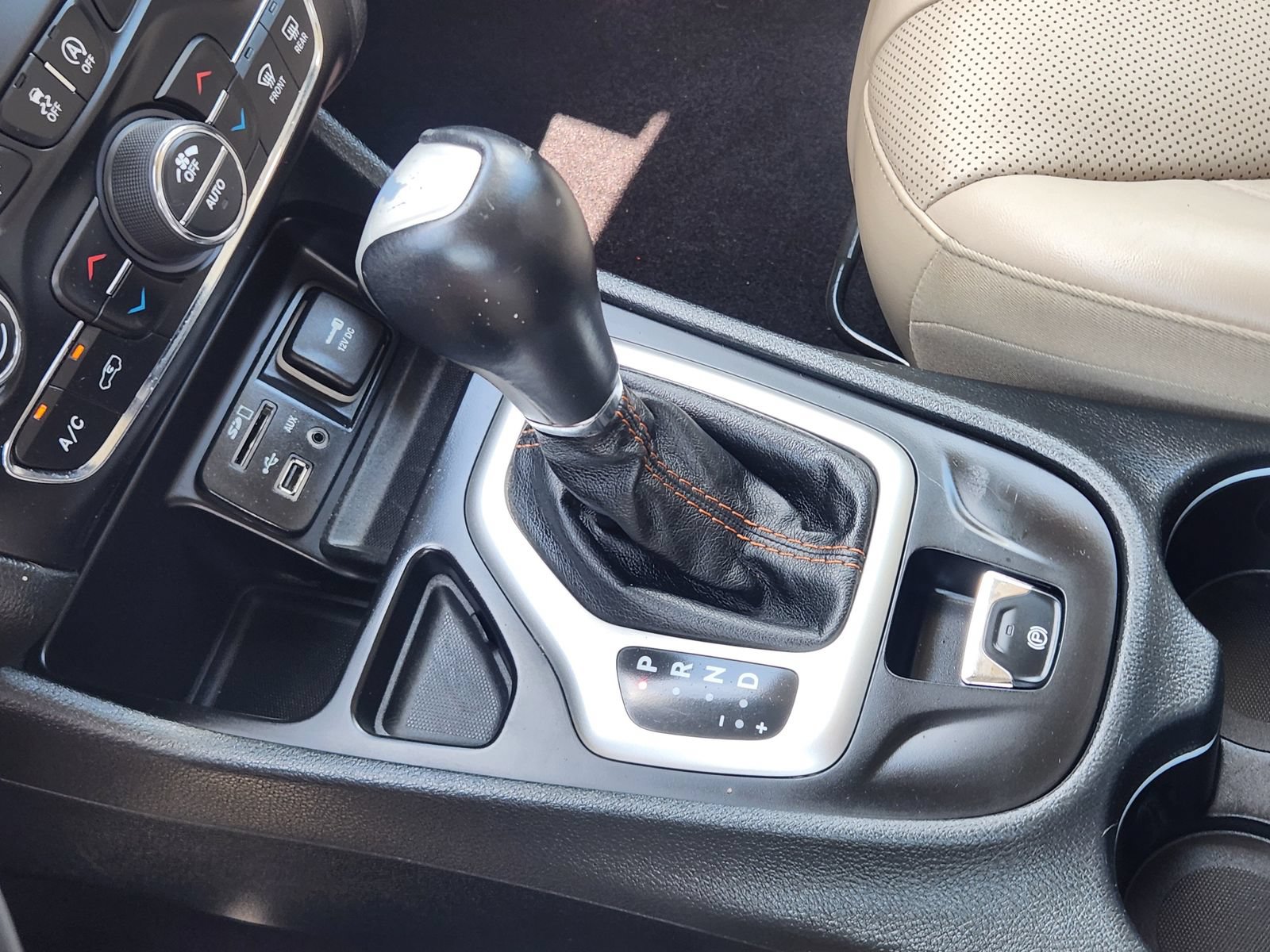 Used 2016 Jeep Cherokee Limited w/ Luxury Group FWD image 22