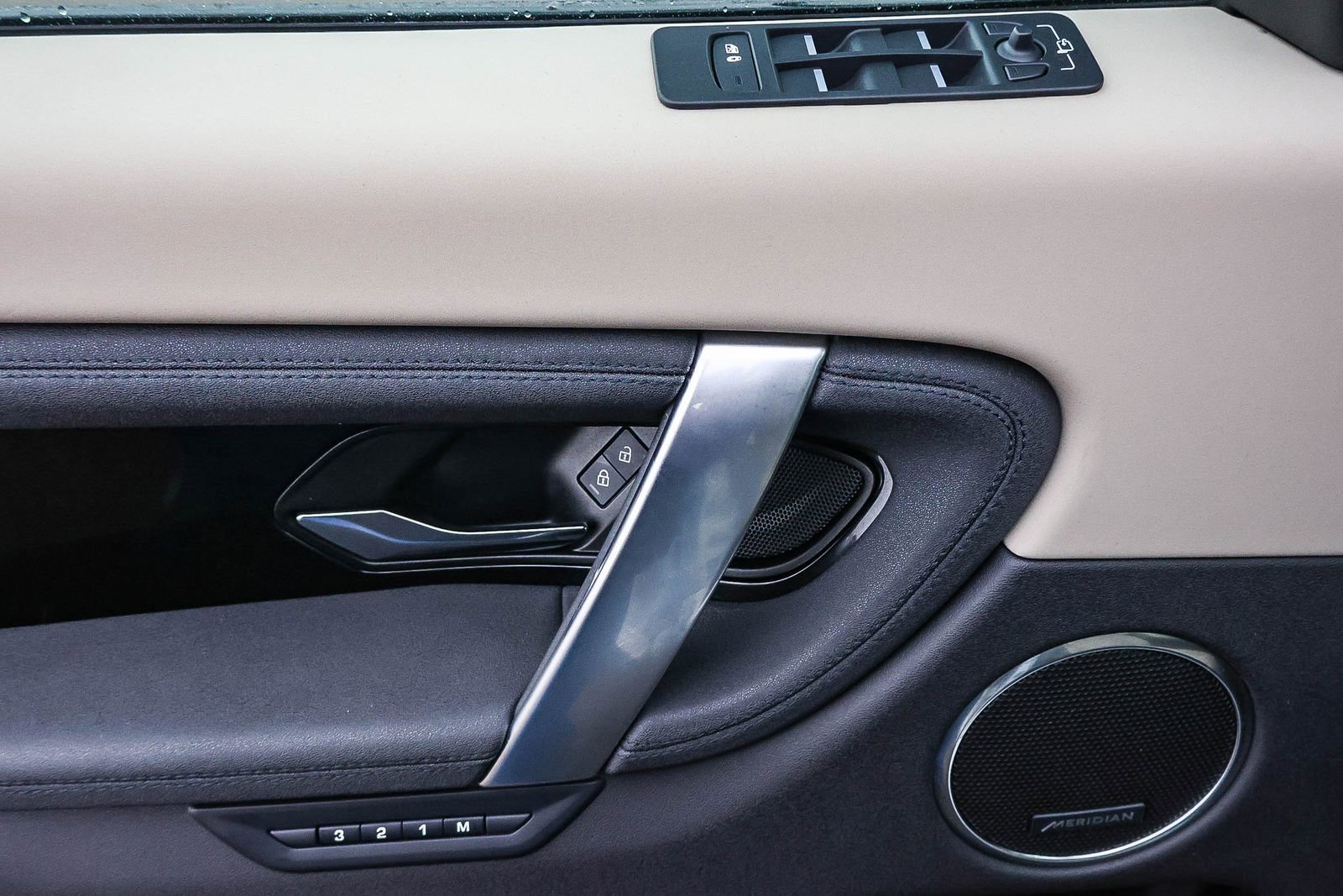 Used 2025 Land Rover Discovery Sport S image 28