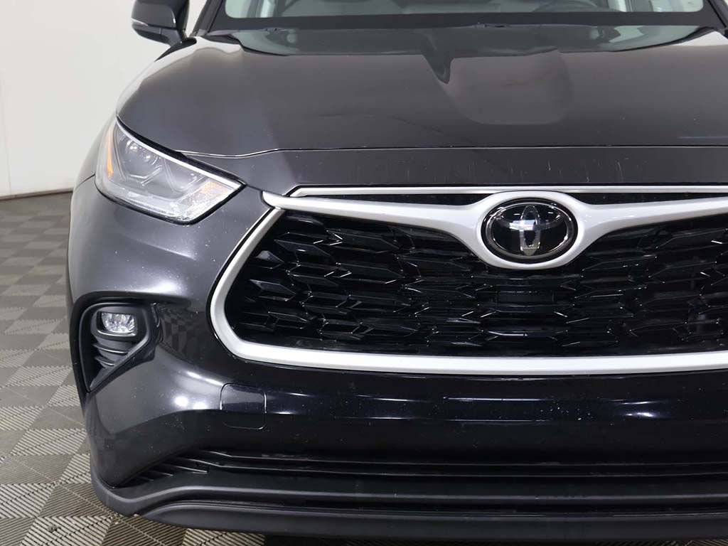 Used 2024 Toyota Highlander LE AWD/4WD image 12