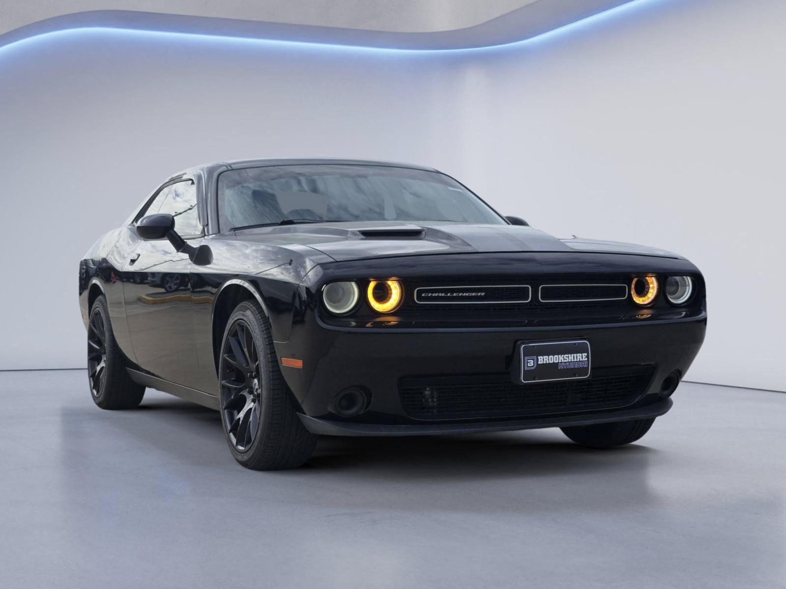 Used 2018 Dodge Challenger SXT RWD image 3