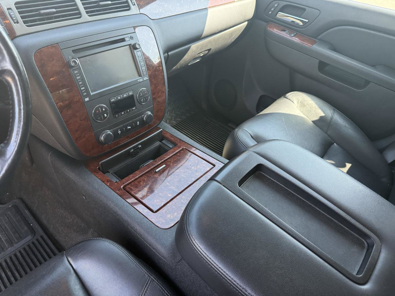 Used 2013 Chevrolet Avalanche LTZ AWD/4WD image 15