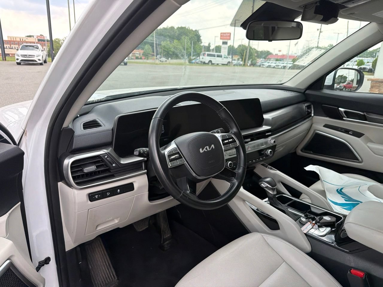 Used 2023 Kia Telluride S w/ S Sunroof Package FWD image 4