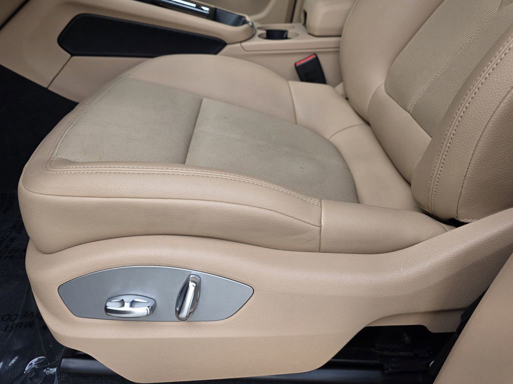 Certified 2023 Porsche Macan Turbo image 17