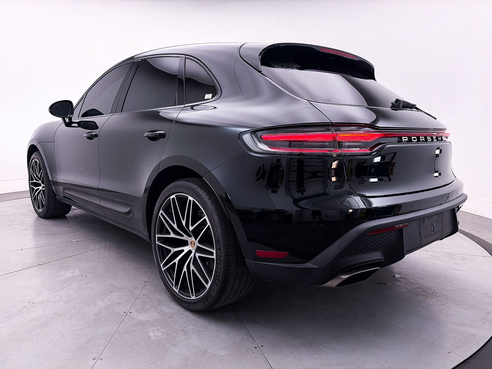 Used 2023 Porsche Macan Turbo image 14