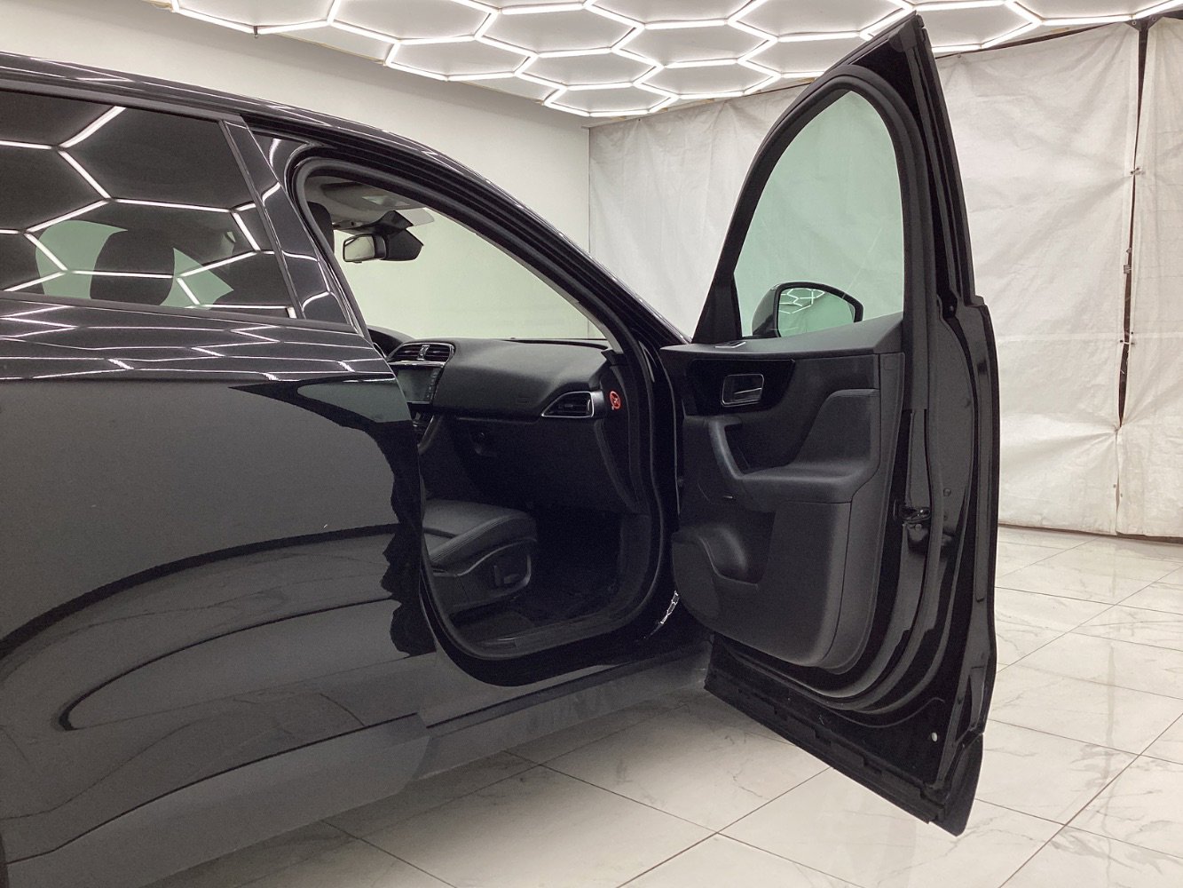 Used 2018 Jaguar F-PACE Premium image 18