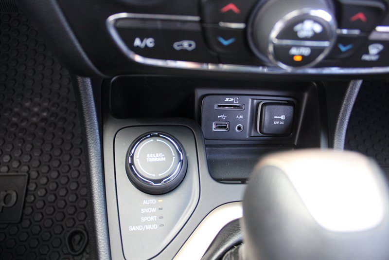 Used 2017 Jeep Cherokee Latitude w/ Comfort/Convenience Group AWD/4WD image 15
