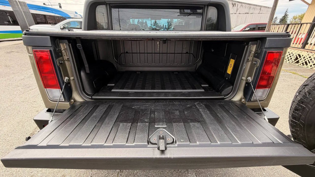 Used 2005 HUMMER H2 SUT w/ Preferred Equipment Group AWD/4WD image 30
