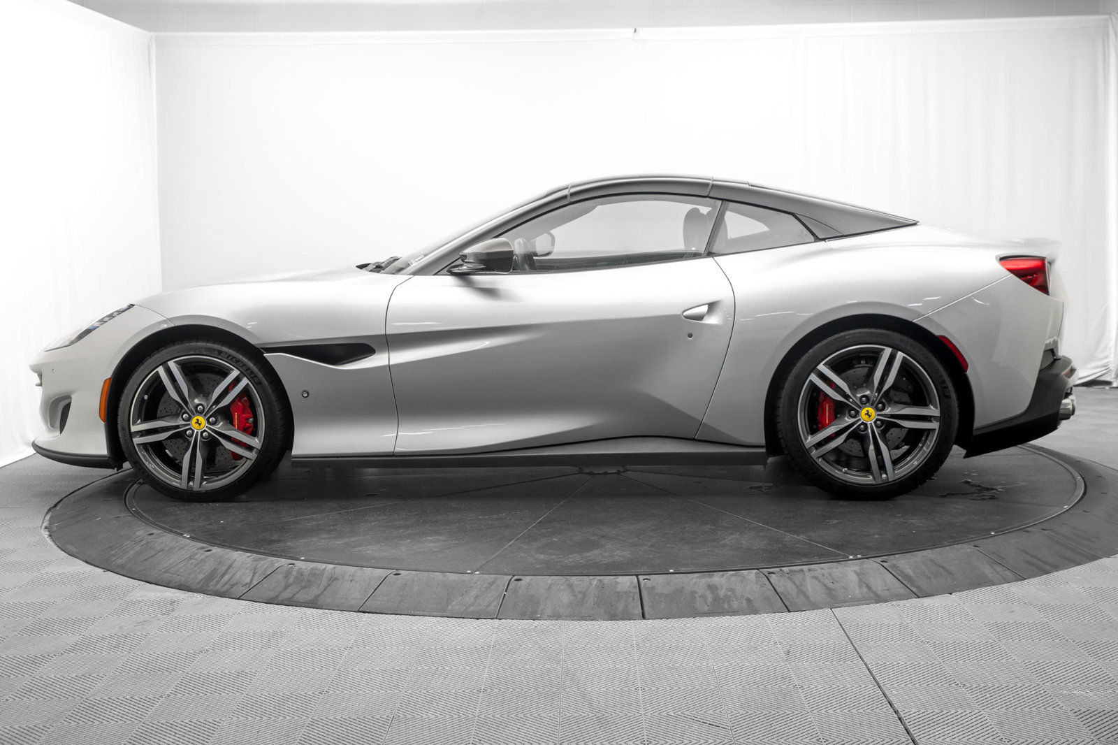 Used 2019 Ferrari Portofino RWD image 12
