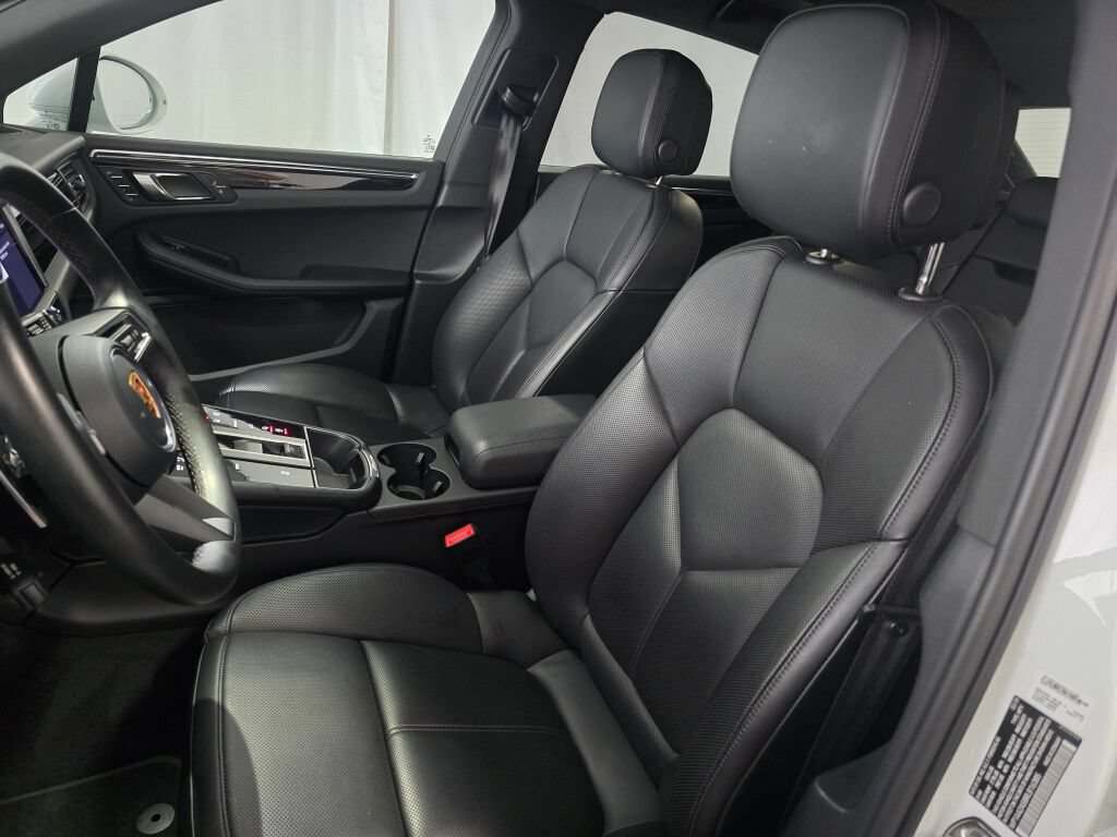 Certified 2024 Porsche Macan AWD/4WD image 5