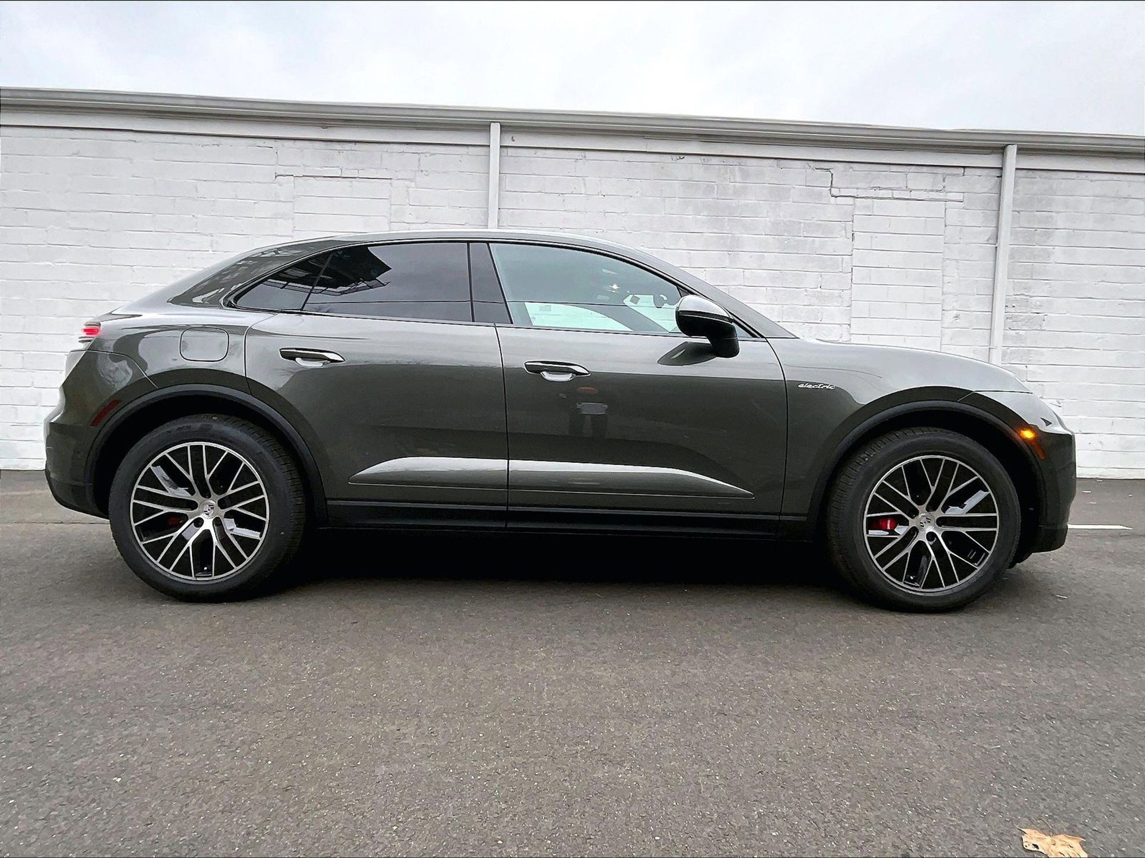 New 2025 Porsche Macan 4S Electric image 6