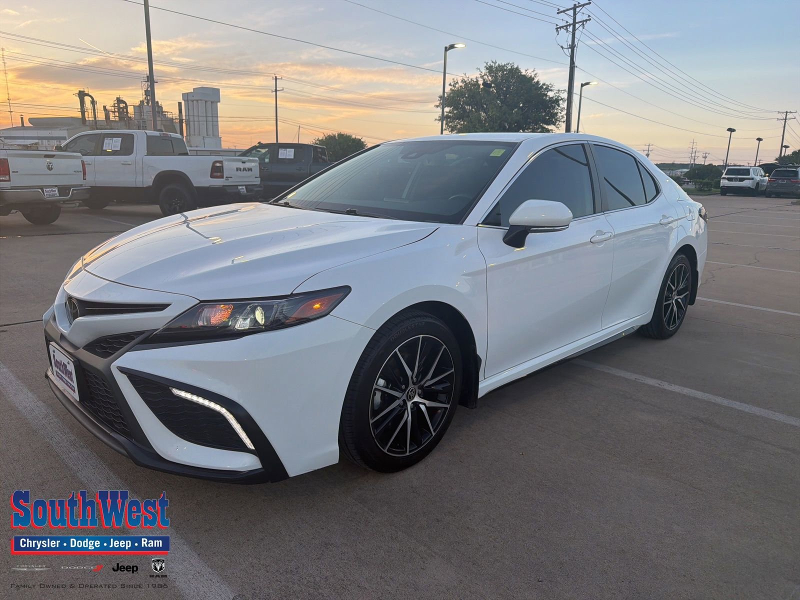 Used 2023 Toyota Camry SE FWD image 1