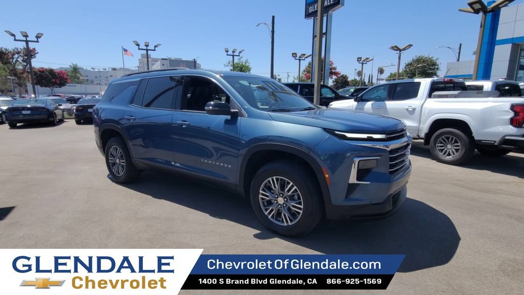 Certified 2025 Chevrolet Traverse LT FWD image 2