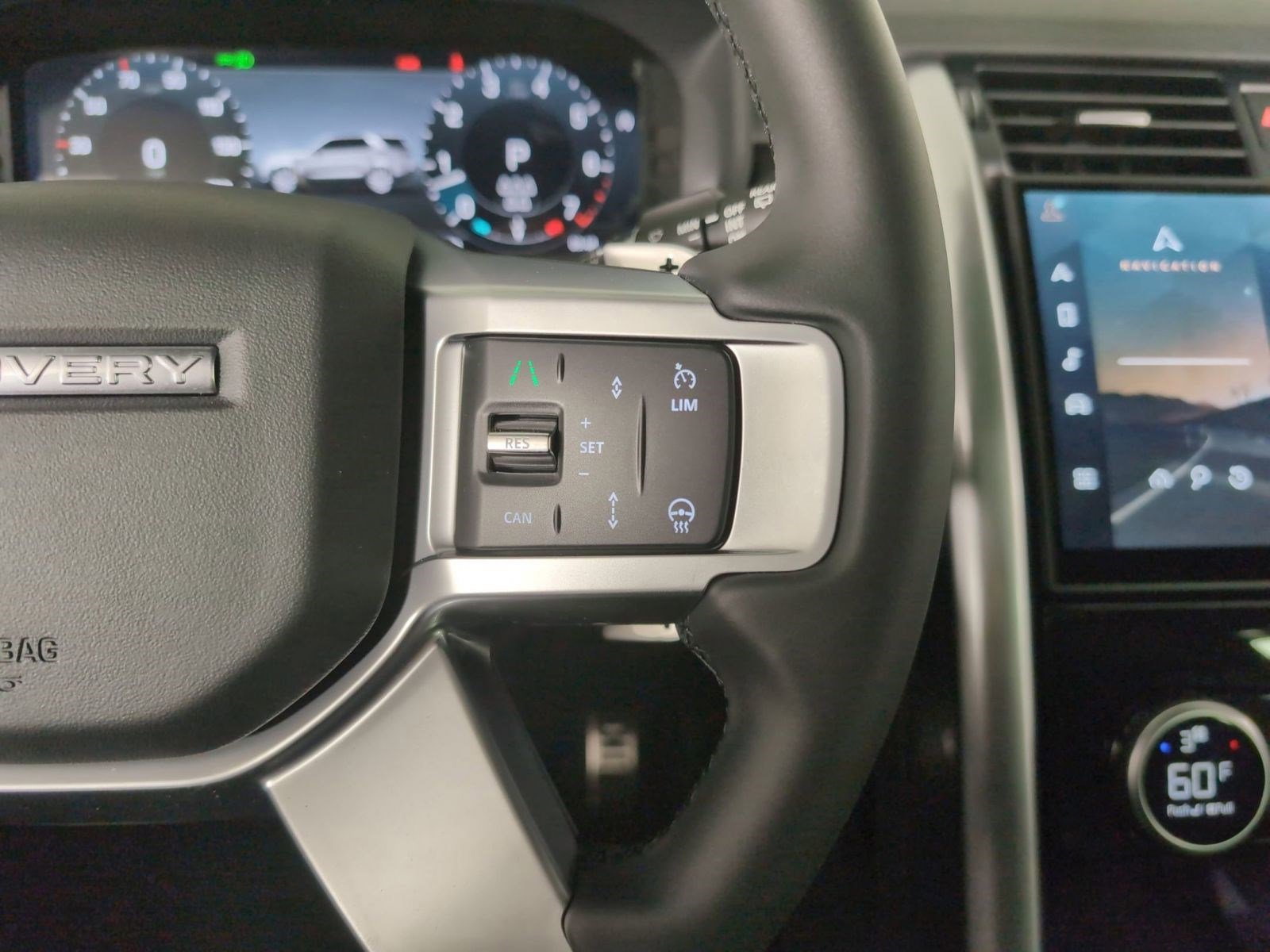 Used 2025 Land Rover Discovery Dynamic SE image 15