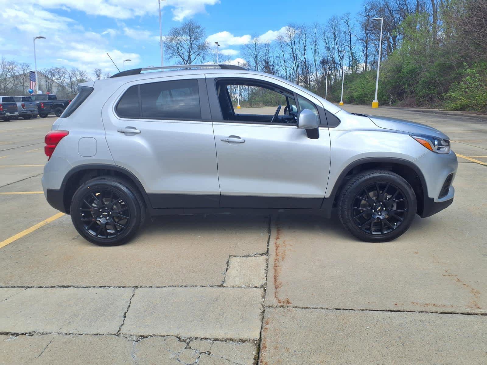 Used 2021 Chevrolet Trax LT w/ Sport Edition image 3