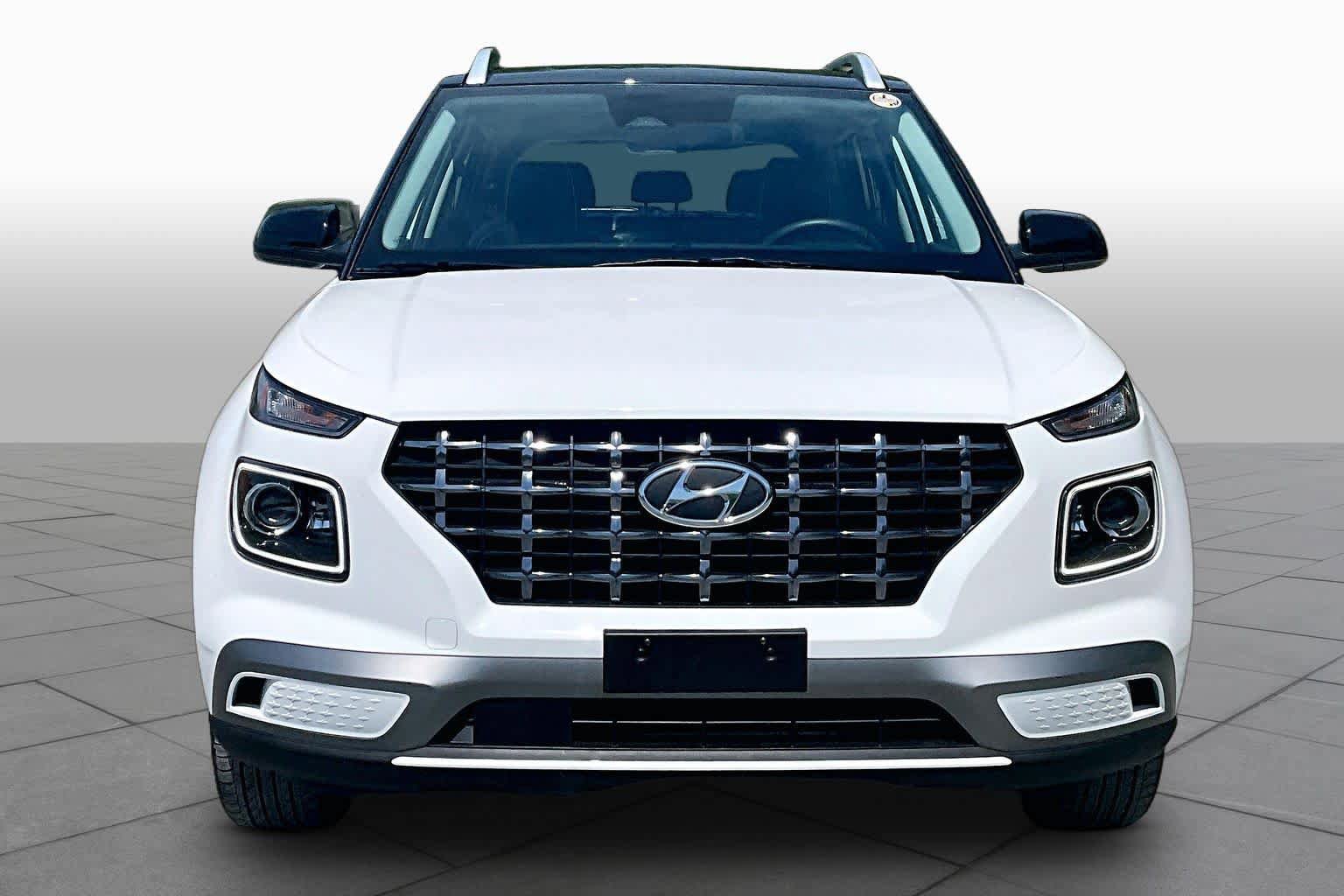 Used 2025 Hyundai Venue Limited FWD image 4