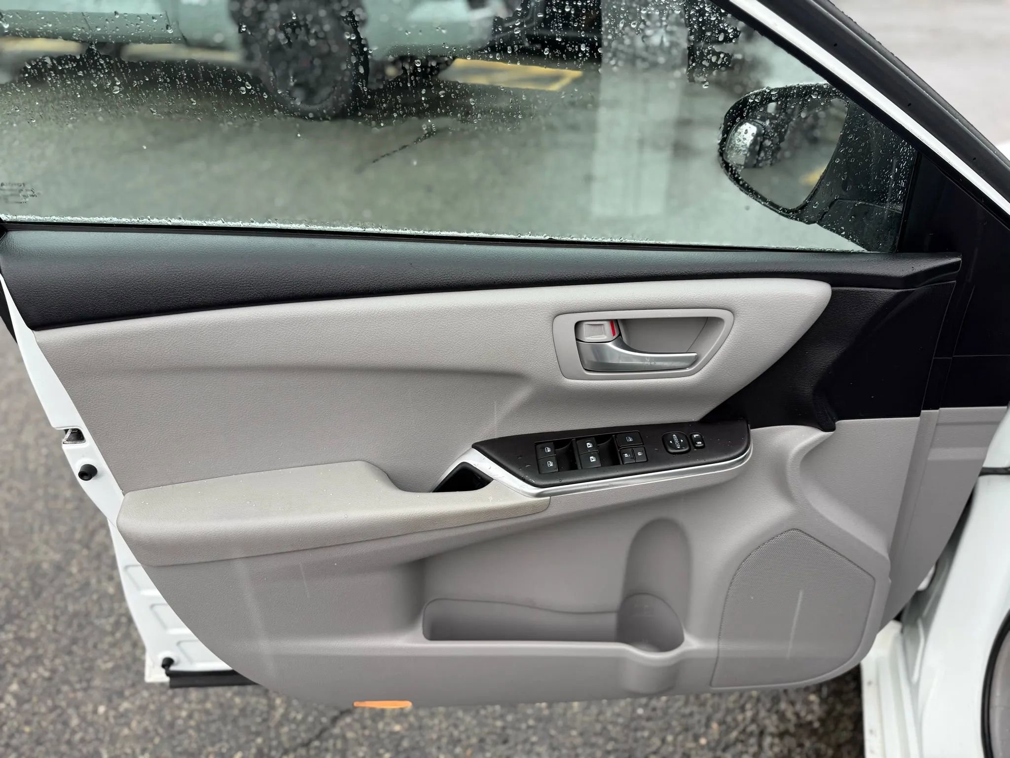 Used 2016 Toyota Camry LE FWD image 27
