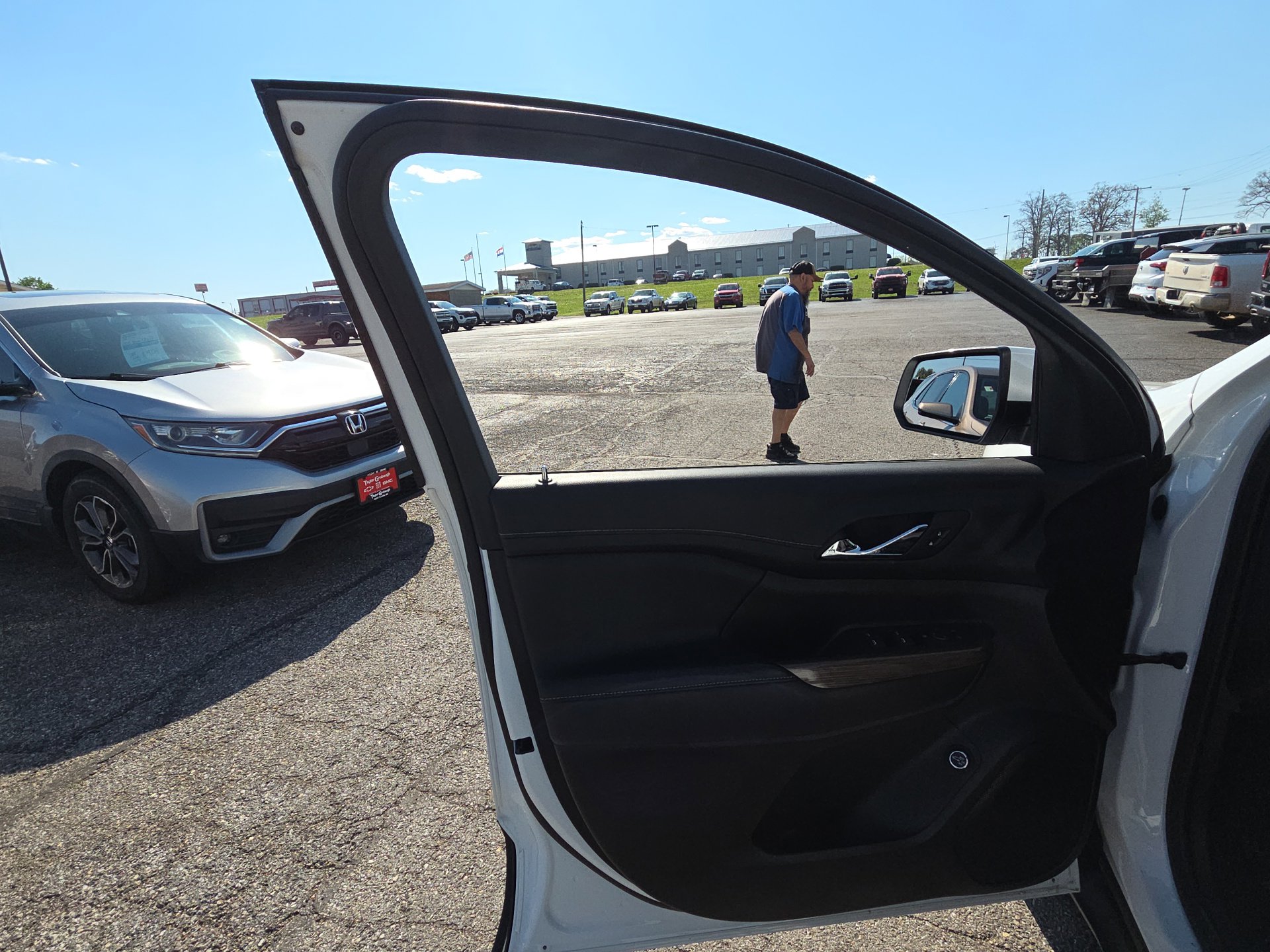 Used 2023 GMC Acadia SLE w/ Driver Convenience Package image 7