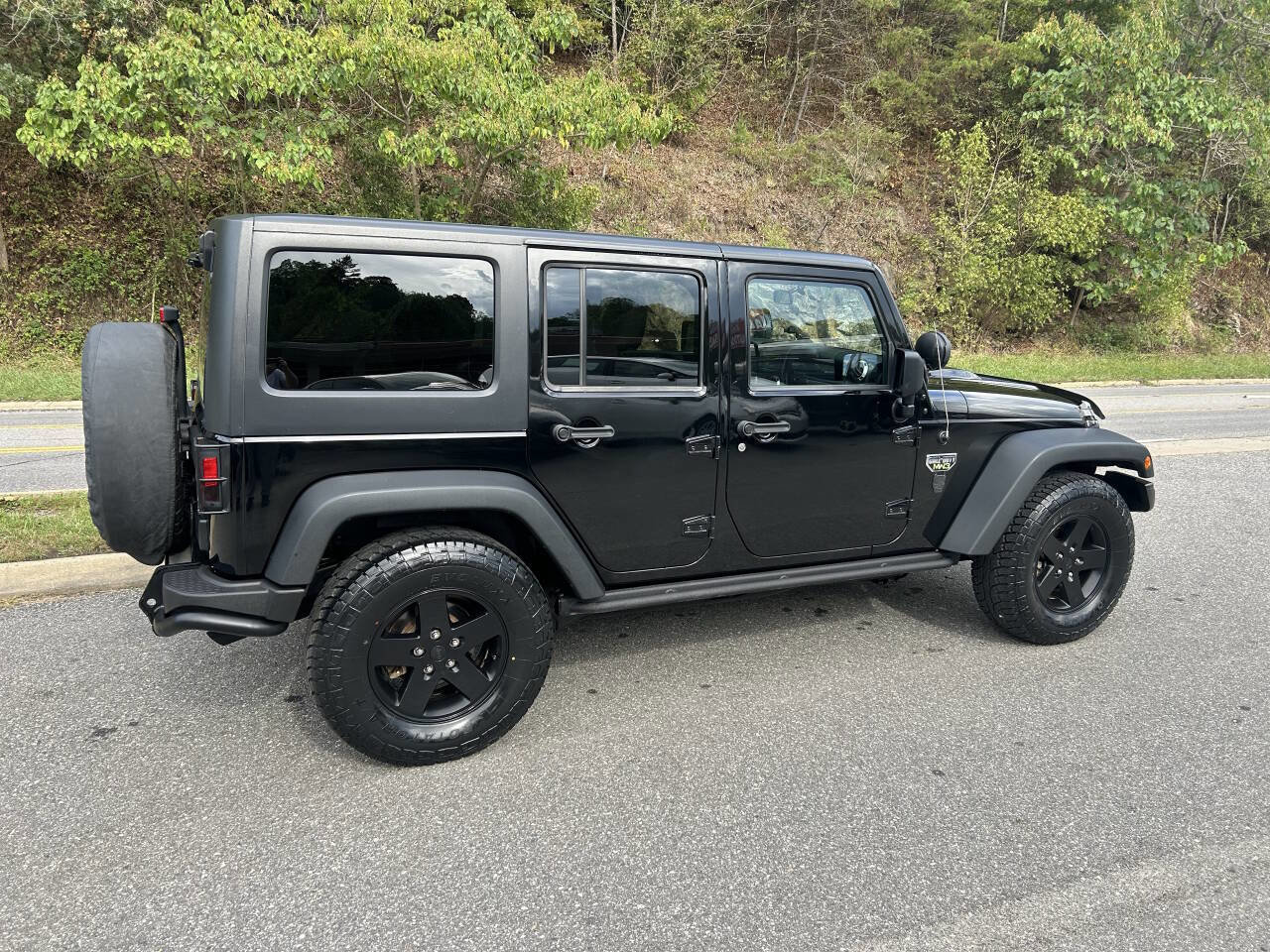 Used 2012 Jeep Wrangler Unlimited Rubicon image 9