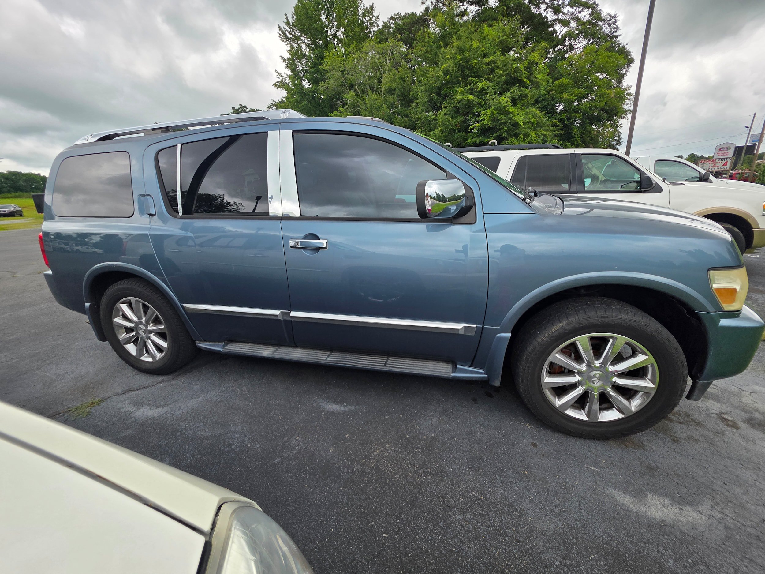 Used 2008 INFINITI QX56 4WD w/ Technology Pkg image 4