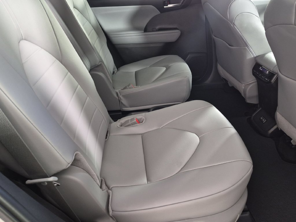 Used 2024 Toyota Highlander XLE FWD image 27