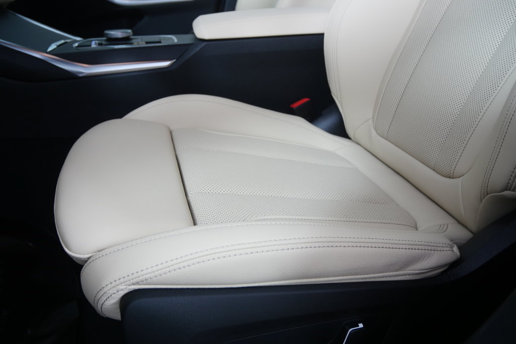 New 2026 BMW 330i Sedan w/ Premium Package RWD image 9