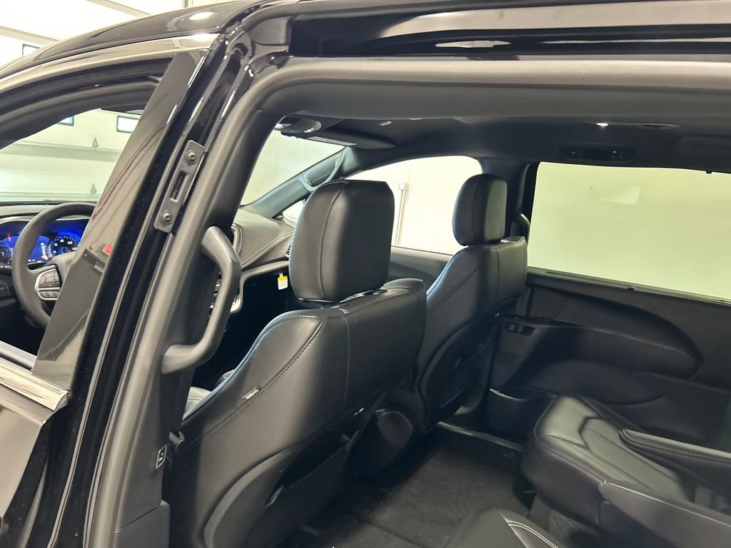 New 2025 Chrysler Pacifica Select image 29