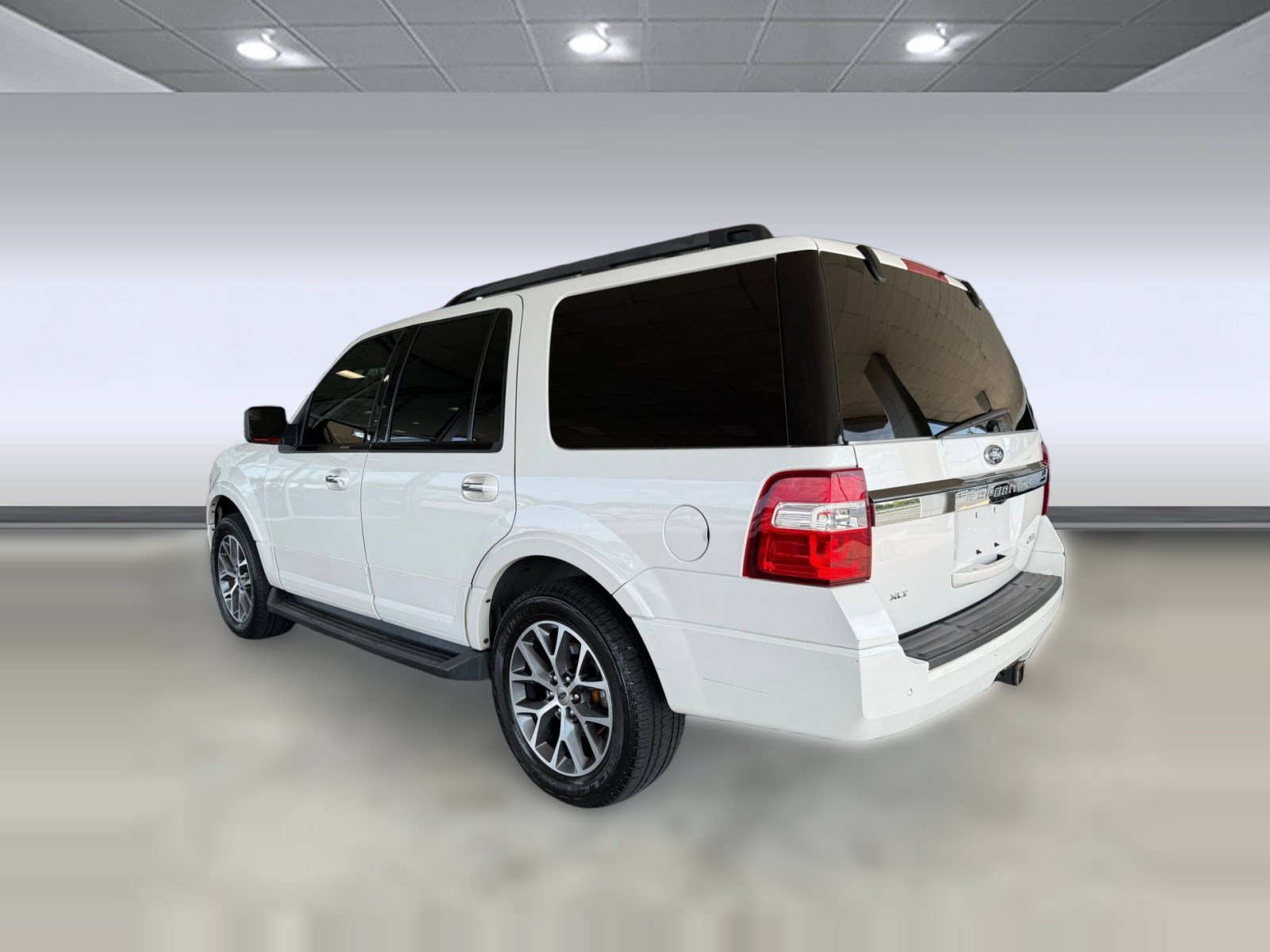Used 2016 Ford Expedition XLT w/ Equipment Group 202A AWD/4WD image 3
