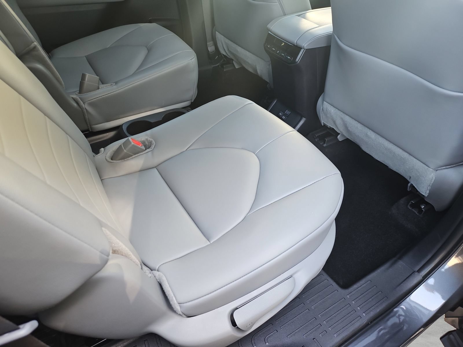 Used 2025 Toyota Highlander XLE FWD image 32
