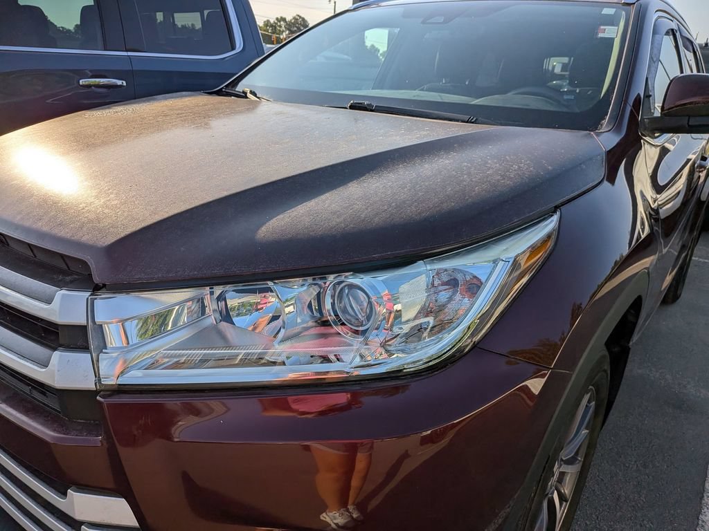 Used 2019 Toyota Highlander XLE AWD/4WD image 2