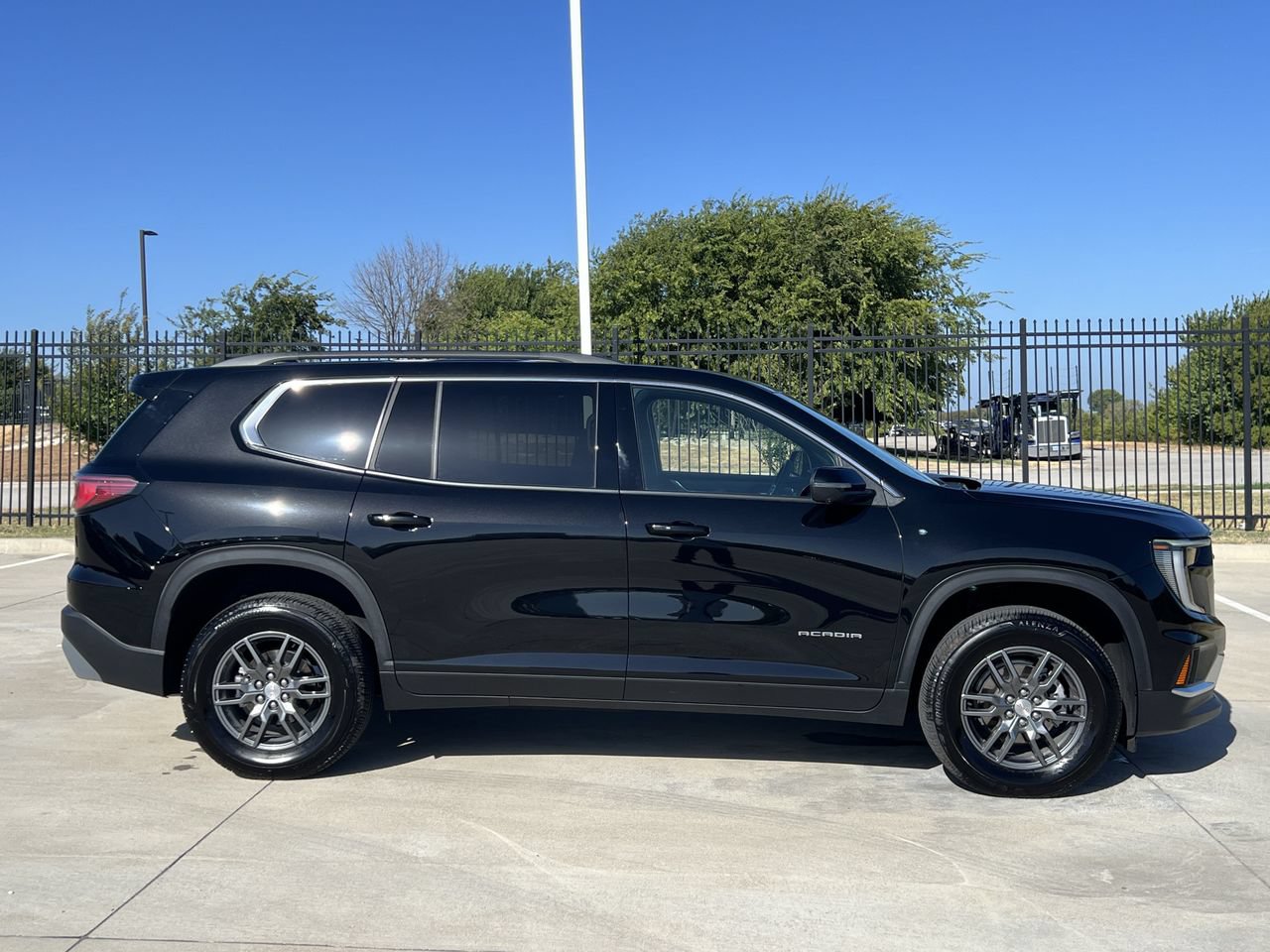 Used 2026 GMC Acadia Elevation FWD image 3