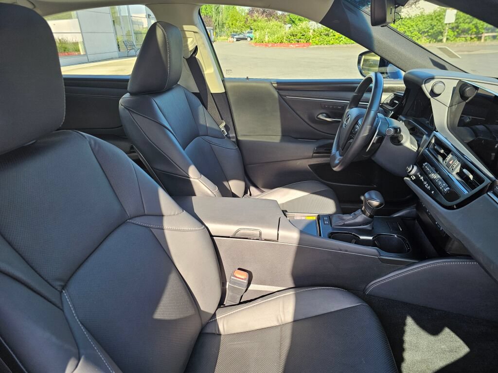 Used 2025 Lexus ES 300h w/ Premium Package FWD image 11
