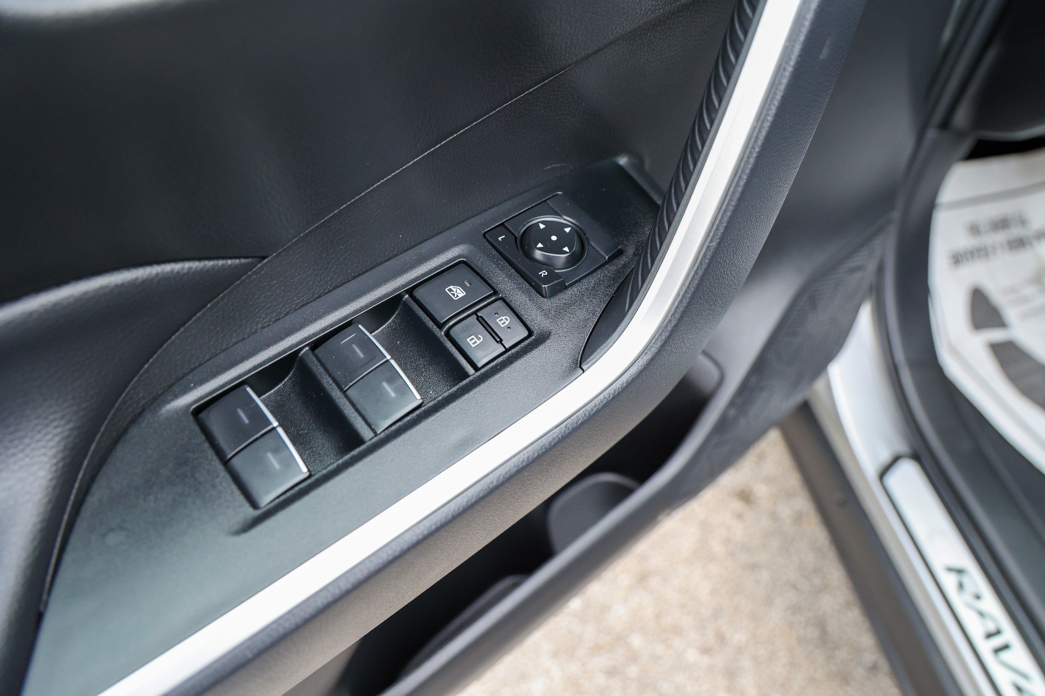 Certified 2025 Toyota RAV4 XLE FWD image 32