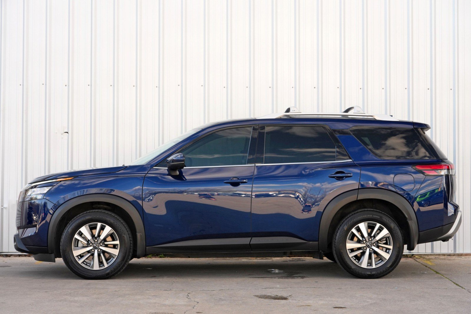 Used 2025 Nissan Pathfinder SL AWD/4WD image 7