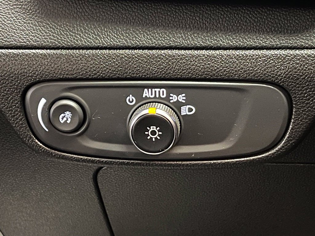 Used 2023 Chevrolet Bolt EUV LT w/ Convenience Package FWD image 15