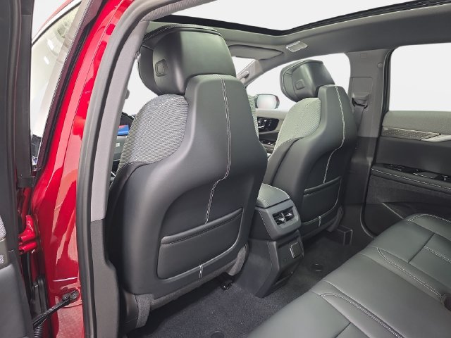 New 2027 Cadillac Optiq Luxury w/ LPO, Floor Liner Package AWD/4WD image 10