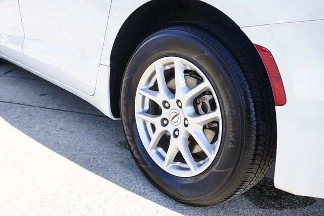 Used 2024 Chrysler Pacifica Touring-L image 7