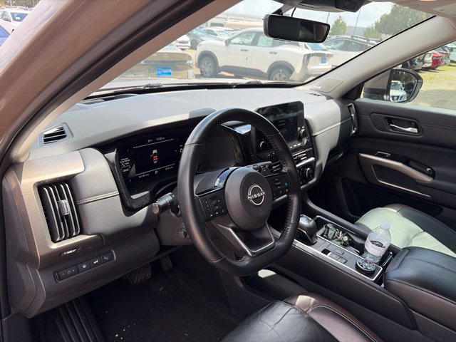 Used 2023 Nissan Pathfinder Platinum w/ Black Appearance Package AWD/4WD image 29